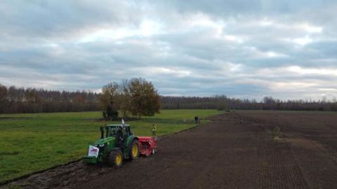 Des agriculteurs sèment du blé en catimini Des agriculteurs sèment du blé en catimini