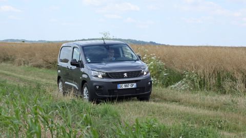 Extérieurement, seuls un monogramme e-Partner à l’arrière et les roues de 16 pouces distinguent cet utilitaire électrique de son équivalent thermique. Extérieurement, seuls un monogramme e-Partner à l’arrière et les roues de 16 pouces distinguent cet utilitaire électrique de son équivalent thermique.