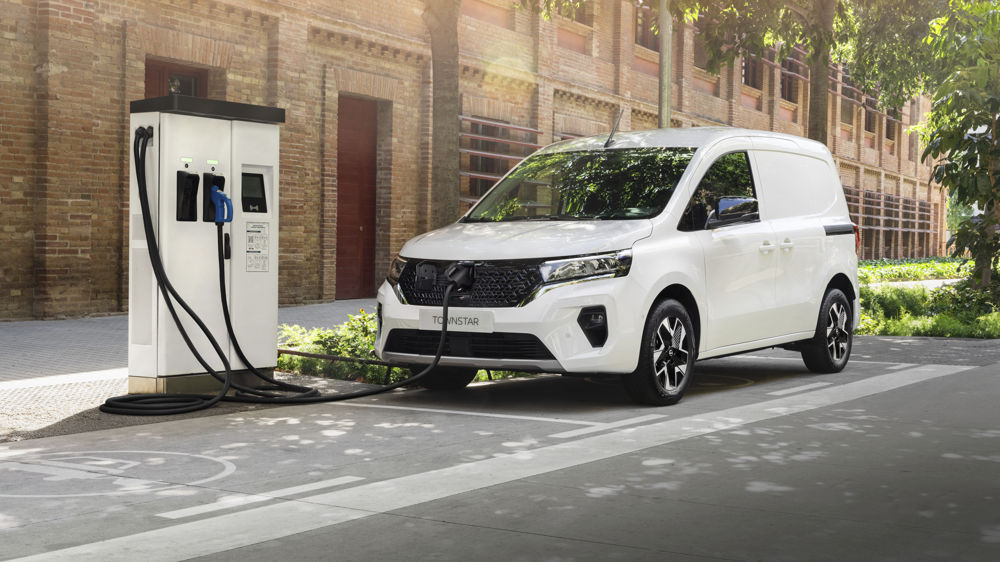 Le Nissan Townstar EV embarque une batterie de 45 kWh garantissant, selon le constructeur, jusqu’à 300 km d’autonomie.