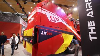Grimme a doté sa nouvelle arracheuse traînée à deux rangs Evo 290 du système de nettoyage AirSep. Grimme a doté sa nouvelle arracheuse traînée à deux rangs Evo 290 du système de nettoyage AirSep.
