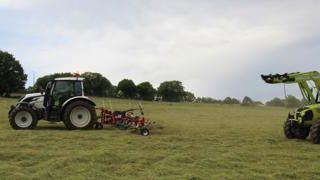 Neuf faneuses à l’épreuve du terrain (2e partie) Neuf faneuses à l’épreuve du terrain (2e partie)
