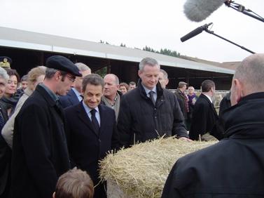 Nicolas Sarkozy en visite dans l'élevage de Brigitte et Hervé Letertre et Olivier Trebosc.