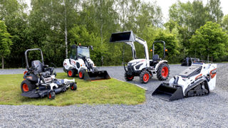 Bobcat ajoute à son offre d'engin de TP adaptés aux espaces verts (chargeuses et mini-chargeuses) des tracteurs compacts produits par le Coréen Daedong, ainsi que des tondeuses zero turn.