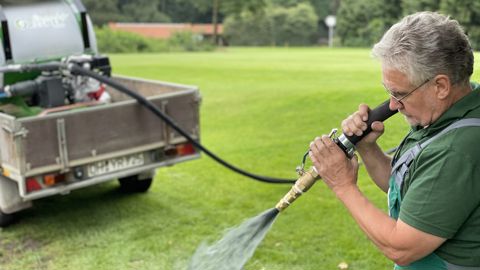 EasyGreen d'Euro-Tec : application facile à la lance du mélange. Le temps passé pour une cuve varie de 10 à 15 minutes. EasyGreen d'Euro-Tec : application facile à la lance du mélange. Le temps passé pour une cuve varie de 10 à 15 minutes.