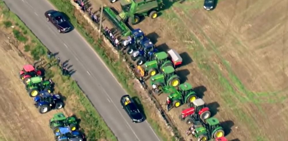 Les agriculteurs écossais alignent leurs tracteurs au passage du cortège funéraire de la reine, le 11 septembre 2022 dans la région d'Aberdeen.