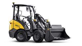 La chargeuse MCL2 de Mecalac est la plus compacte de la gamme. Ce modèle affiche un poids total en ordre de marche de 1 740 kg et atteint une charge de basculement de 1015 kg (châssis droit).