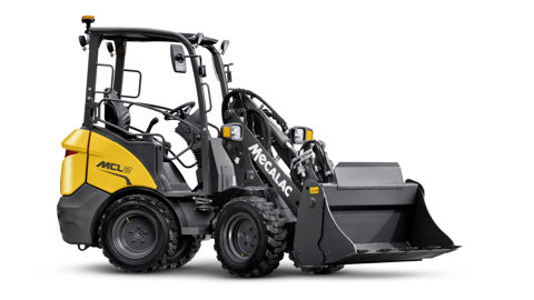 La chargeuse MCL2 de Mecalac est la plus compacte de la gamme. Ce modèle affiche un poids total en ordre de marche de 1 740 kg et atteint une charge de basculement de 1015 kg (châssis droit). La chargeuse MCL2 de Mecalac est la plus compacte de la gamme. Ce modèle affiche un poids total en ordre de marche de 1 740 kg et atteint une charge de basculement de 1015 kg (châssis droit).
