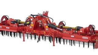 Une herse rotative de 8 mètres Une herse rotative de 8 mètres