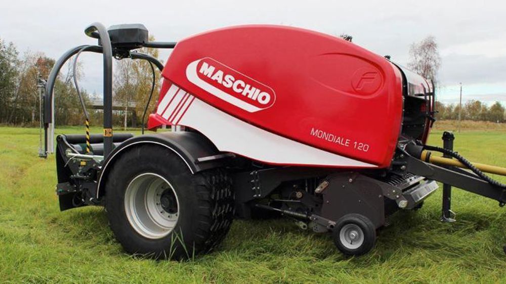 Un combiné presse-enrubanneuse