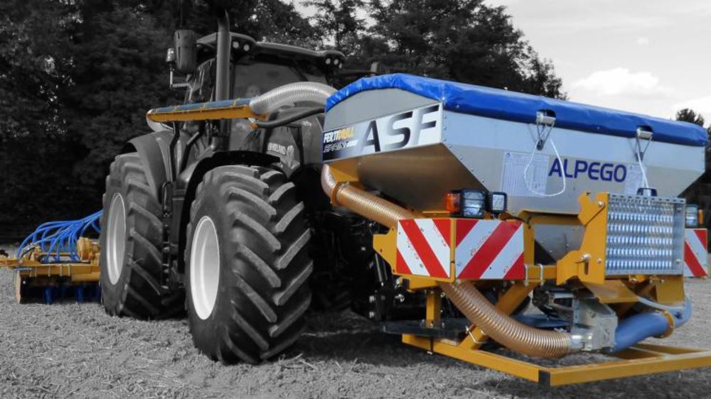 Une trémie frontale Isobus