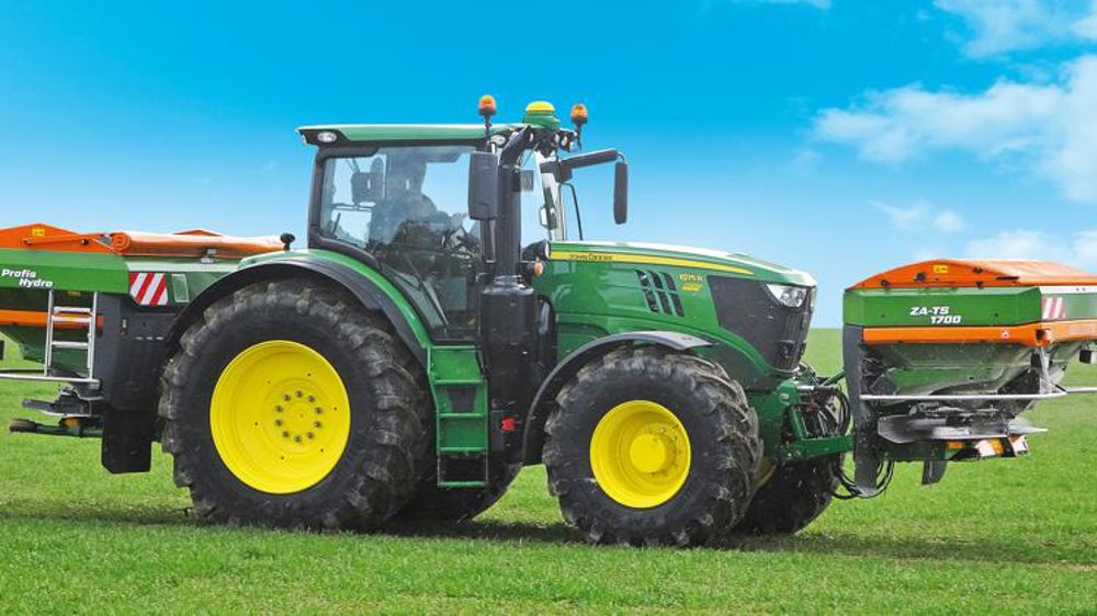 Deux distributeurs d’engrais en tandem