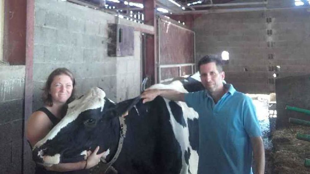 Amandine et Carl Cheminal, éleveurs laitiers bio à Bussy-Albieux (Loire)