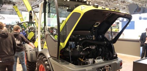 Capot moteur du Torion 535 soulevé sur le stand Claas lors d’Agritechnica 2017. © Vincent Gobert