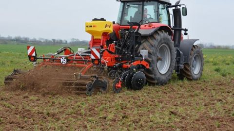 Le semoir APV se greffe sur les outils Le semoir APV se greffe sur les outils