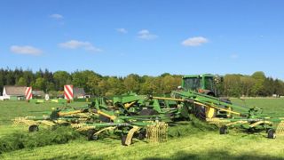 Une suspension sur l’andaineur à quatre rotors Une suspension sur l’andaineur à quatre rotors