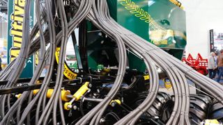 Une trémie de 8 000 litres Une trémie de 8 000 litres