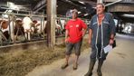 « Le pourcentage de vaches en train de manger est bon, souligne Yannick Blanc (à d.), qui réalise le diagnostic de stress thermique dans l’élevage de Damien Charrier. Mais il y a un peu trop de vaches oisives, à la recherche d’air frais. »