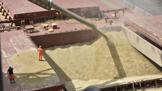 La baisse de l'euro face au dollar profite aux exportations européennes, mais renchérit les produits importés. La baisse de l'euro face au dollar profite aux exportations européennes, mais renchérit les produits importés.