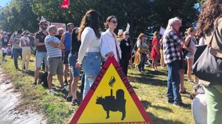 La manifestation a rassemblé 350 personnes, selon la gendarmerie, et 500, selon les organisateurs. La manifestation a rassemblé 350 personnes, selon la gendarmerie, et 500, selon les organisateurs.