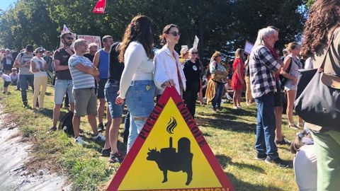 La manifestation a rassemblé 350 personnes, selon la gendarmerie, et 500, selon les organisateurs. La manifestation a rassemblé 350 personnes, selon la gendarmerie, et 500, selon les organisateurs.