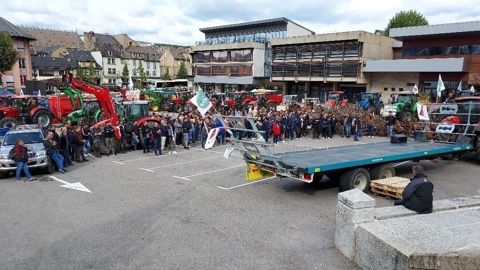 200 éleveurs et élus locaux ont répondu à l'appel de la FDSEA et JA de la Lozère le 26 septembre 2022 à Mende pour réclamer des mesures destinées à freiner l'explosion des attaques de loups. 200 éleveurs et élus locaux ont répondu à l'appel de la FDSEA et JA de la Lozère le 26 septembre 2022 à Mende pour réclamer des mesures destinées à freiner l'explosion des attaques de loups.
