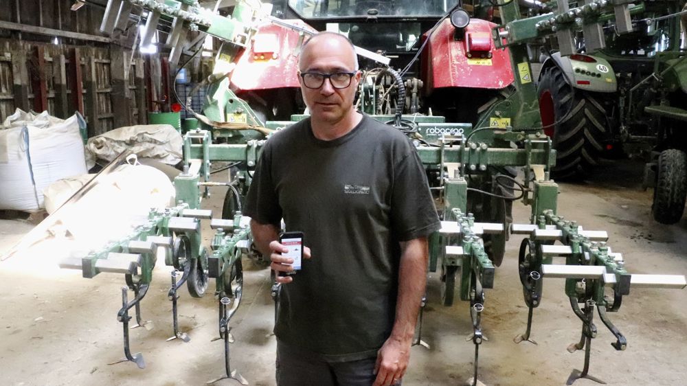Cédric Minet a prévu dinstaller une balise sur tous ses nouveaux outils, afin que son parc soit complètement équipé. Ainsi, il peut voir létat davancement de son travail ou de celui de son associé.