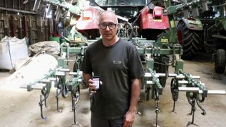 Cédric Minet a prévu dinstaller une balise sur tous ses nouveaux outils, afin que son parc soit complètement équipé. Ainsi, il peut voir létat davancement de son travail ou de celui de son associé. Cédric Minet a prévu dinstaller une balise sur tous ses nouveaux outils, afin que son parc soit complètement équipé. Ainsi, il peut voir létat davancement de son travail ou de celui de son associé.