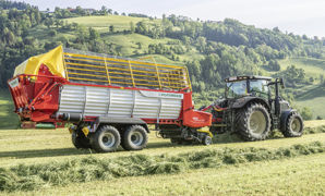 Pöttinger sort quatre remorques autochargeuses appelée Boss 3000 Master. Pöttinger sort quatre remorques autochargeuses appelée Boss 3000 Master.