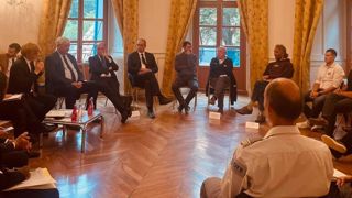 Le préfet des Alpes-de-Haute-Provence a organisé une table-ronde avec le ministre de l'agriculture Marc Fesneau et les représentants agricoles le 30 septembre à Digne-les-Bains. Le préfet des Alpes-de-Haute-Provence a organisé une table-ronde avec le ministre de l'agriculture Marc Fesneau et les représentants agricoles le 30 septembre à Digne-les-Bains.