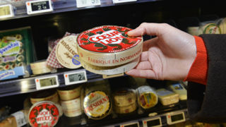 Le Conseil d'Etat conforte l'avis de la DGCCRF, qui estime que l’existence d’étiquetages de camembert avec la mention "fabriqué en Normandie" porte atteinte à la protection de la dénomination enregistrée en appellation d’origine protégée (AOP) "Camembert de Normandie". Le Conseil d'Etat conforte l'avis de la DGCCRF, qui estime que l’existence d’étiquetages de camembert avec la mention "fabriqué en Normandie" porte atteinte à la protection de la dénomination enregistrée en appellation d’origine protégée (AOP) "Camembert de Normandie".
