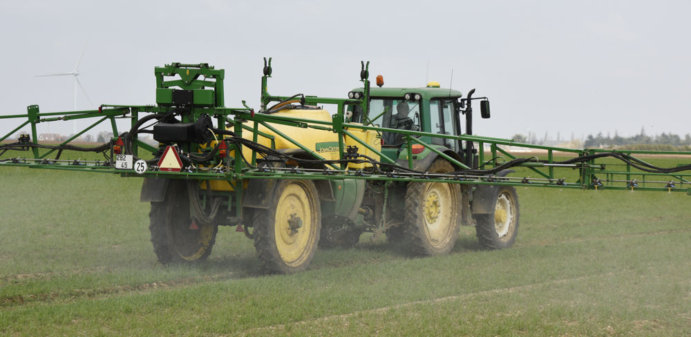 L'initiative "Save bees and farmers" propose l'élimination de 80 % des pesticides de synthèse d'ici 2030, et de 100 % d'ici 2035. L'initiative "Save bees and farmers" propose l'élimination de 80 % des pesticides de synthèse d'ici 2030, et de 100 % d'ici 2035.