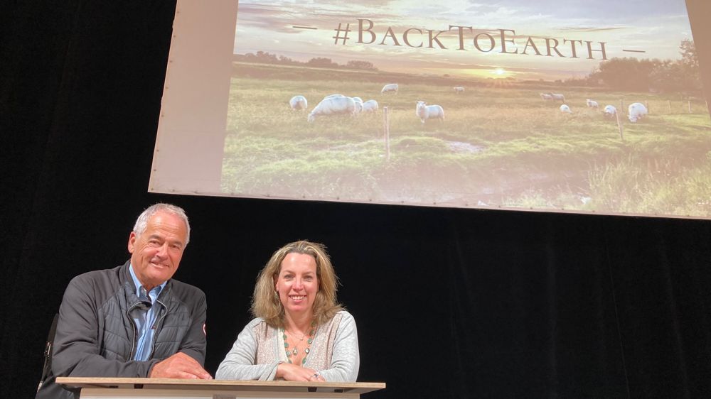 Emmanuelle Corati, présidente et Michel Mathé, membre actif de l’association Back to Earth au Sommet de l’élevage.