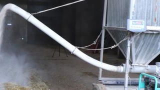 « Nous avons fabriqué une remorque pour distribuer les céréales aplaties » « Nous avons fabriqué une remorque pour distribuer les céréales aplaties »