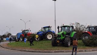 Les agriculteurs manifestent contre la hausse du carburant Les agriculteurs manifestent contre la hausse du carburant