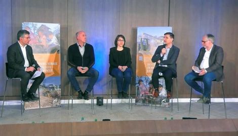 De gauche à droite : Henri Bies-Péré (agriculteur et vice-président de la FNSEA), Gilles Noël (maire de Varzy, Nièvre), Virginie Gravit (Association des Paniers solidaires de Saint-Jean-de-Bonneval dans l’Aube), Philippe Noyau (agriculteur et président de la chambre d’agriculture Centre-Val de Loire) et François Beaupère (agriculteur et président de la chambre des Pays de la Loire).
