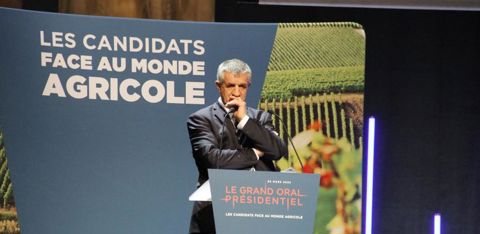 Jean Lasalle, candidat du parti Résistons ! devant le Conseil de l’agriculture française le 30 mars 2022. © A. Marcotte