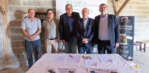 De gauche à droite : John Auffret, éleveur d’un cheptel de 350 blondes d’Aquitaine à Sainte-Marie d’Attez dans l’Eure, Olivier Le Diabat, chef d’entreprise Mousquetaires, Jérôme Lebec, directeur en charge du pôle boeuf d’Agromousquetaires, Philippe Auger, éleveur et président d’ElveAOP, et Yves Audo, chef d’entreprise Intermarché en charge des relations agricoles institutionnelles du Groupement Les Mousquetaires. © Agromousquetaires/Intermarché