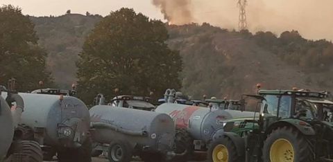 Dans le Jura, les tracteurs des agriculteurs avec leurs tonnes pour transporter de l’eau. © Twitter @Prefet39