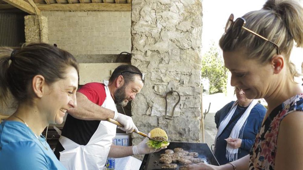 Un marché à la ferme avec des artisans
