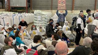 Des anti-OGM détruisent des sacs de semences chez Arterris Des anti-OGM détruisent des sacs de semences chez Arterris
