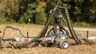 Fliegl se lance dans le déchaumeur sur chaînes Fliegl se lance dans le déchaumeur sur chaînes