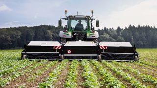 Le pulvérisateur Ara est composé de trois blocs de 2 m chacun. Le pulvérisateur Ara est composé de trois blocs de 2 m chacun.