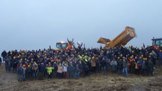 Les forces de l’ordre reculent devant les agriculteurs Les forces de l’ordre reculent devant les agriculteurs