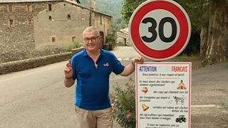 « Attention village français » « Attention village français »
