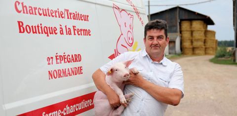 À la tête d’une centaine de vaches laitières, Philippe et Isabelle Cocagne transforment 60 000 litres de lait en crème glacée, sorbet, vacherin et bûche, etc. qu’ils vendent à la ferme et dans un magasin à Honfleur.