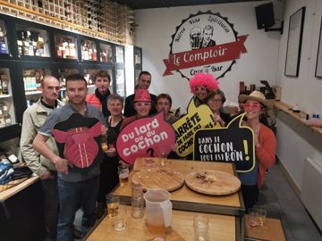 Une joyeuse équipe dans le bar du Comptoir, à Fougères. © DR