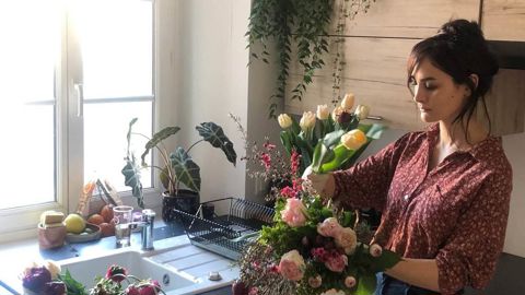 Camille, fleuriste du réseau Fleurs d’Ici sur Rennes, réalise les bouquets à son domicile. © Le bazar à pétales 