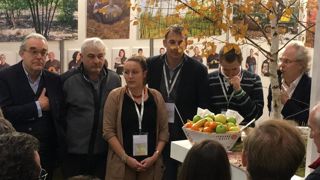 La reprise des pépinières Imbert (Anse, 69) par Les Fermes de Gally (Saint-Cyr-L’Ecole, 78) a été officialisée au salon Paysalia le 3 décembre. De gauche à droite, Dominique Laureau, Bruno Imbert, Pauline Imbert, Mathieu Brochier, Benoit Beauplet et Xavier Laureau. ©Gally