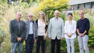 L'UMT STRATège s'articule autour d'un programme de recherche multidisciplinaire. De gauche à droite, Henri Seegers (président Inra -centre d'Angers-Nantes), Philippe Morel (Inra), Camille Li-Marchetti (Astredhor), les co-animateurs, Claude Dehais (président de l'Astredhor), Mathilde Briard (Agrocampus Ouest) et Philippe Simoneau (Université d'Angers) représentent le « noyau dur » de la plate-forme collaborative.PHOTO : UMT STRATÈGE