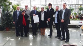 Les signataires de la charte, de gauche à droite : Joël Baud Grasset, président de l'union régionale des conseils d'architecture, d'urbanisme et de l'environnement (CAUE) ; Marie-Jeanne Beguet, présidente de l'association des maires ruraux de l'Ain ; Bernard Abdilla, président de l'Union régionale horticole - Fédération nationale des producteurs de l'horticulture et des pépinières (URH/FNPHP) ; Gilles Perluson, directeur régional de la Direction régionale de l'alimentation, de l'agriculture et d